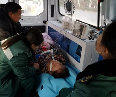 老人喝農(nóng)藥自殺，太讓人心痛了